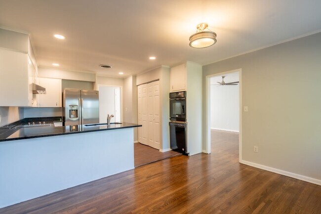 Building Photo - Large 3bed 1.5bath Home!