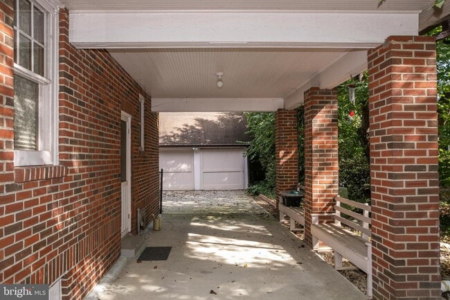 Building Photo - 233 N Garfield St
