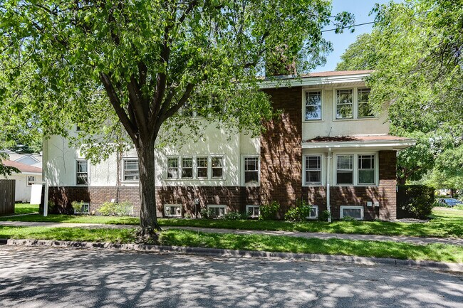 vista lateral a lo largo de la 47 - 4656 Bryant Ave S