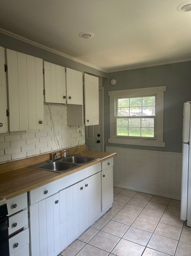 Building Photo - Charming 2-Bedroom Property in Prime Location