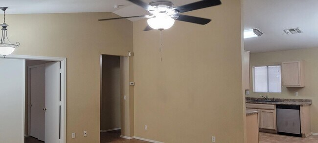 Foto del edificio - All tile in this 4 bedroom home!