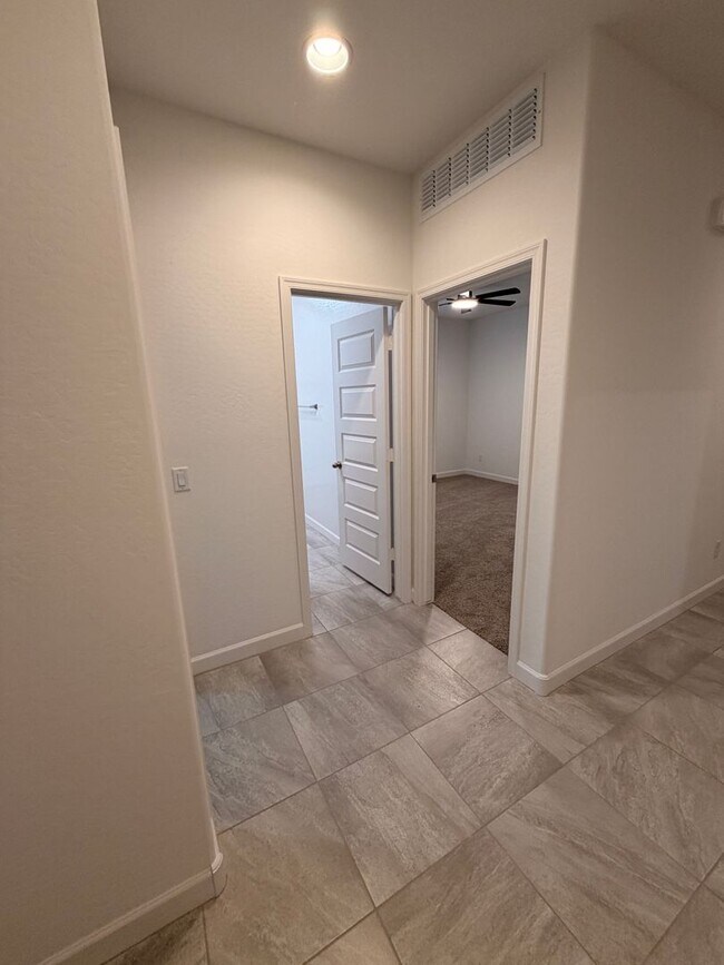 Foto del edificio - 1481 N Fenway Dr