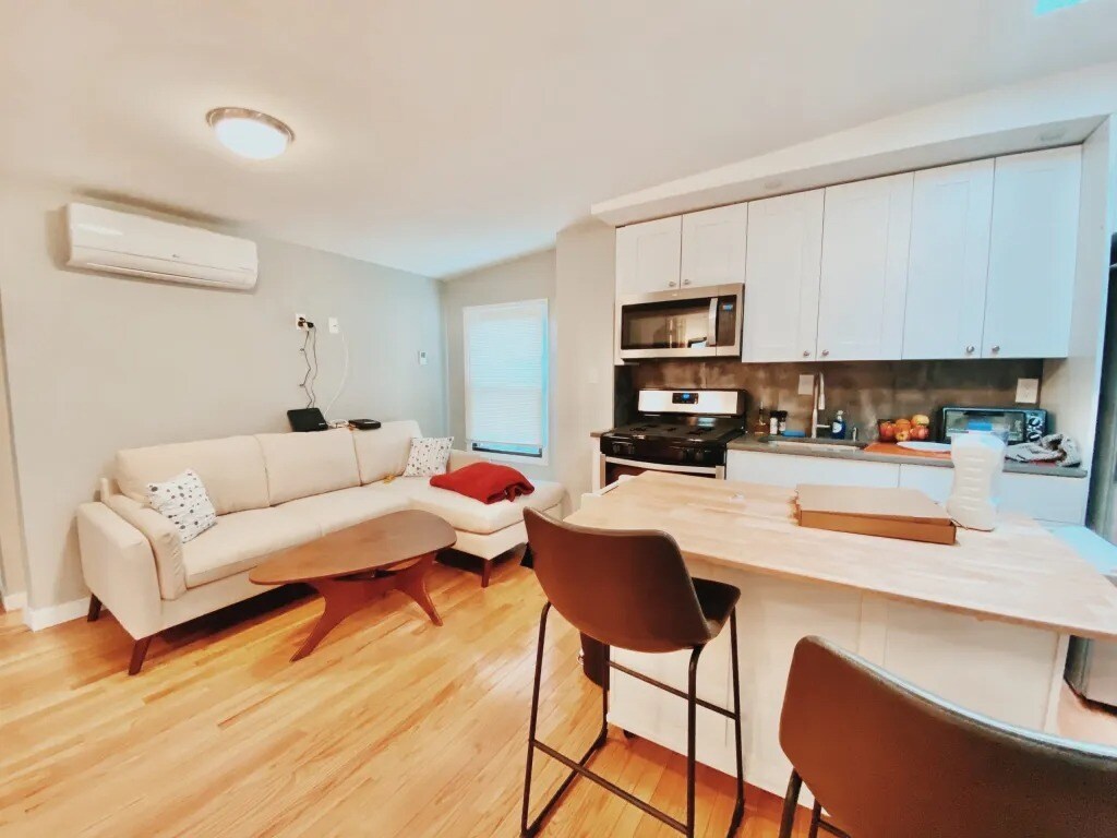 Foto del edificio - Furnished room/NOT APARTMENT