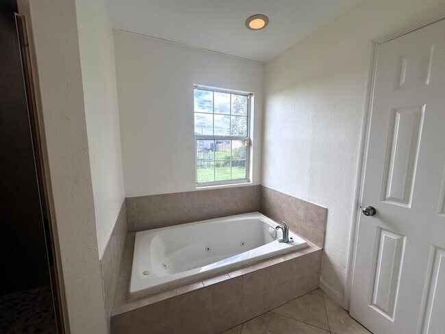 Foto del edificio - Spacious 4-Bedroom + Den Home with Modern Kitchen & Large Yard – Lehigh Acres