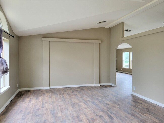 Foto del edificio - Large Manufactured home on 3 acres in Capi...