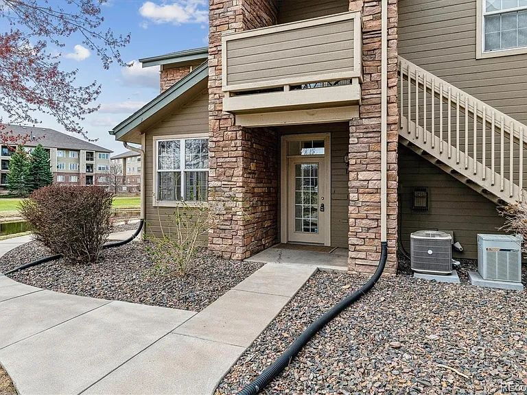 Foto principal - "Spacious 2-Bed, 2-Bath Condo with Pool Ac...