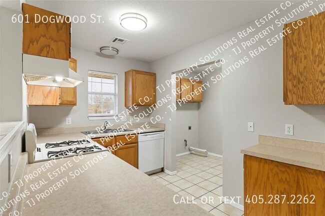 Building Photo - Remodeled two bedroom duplex