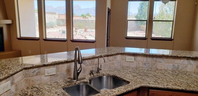 Building Photo - Beautiful Home in Sonoma Ranch with Amazin...