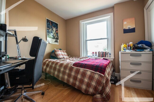 Foto del edificio - HOT BROOKLINE LISTING!!!!!