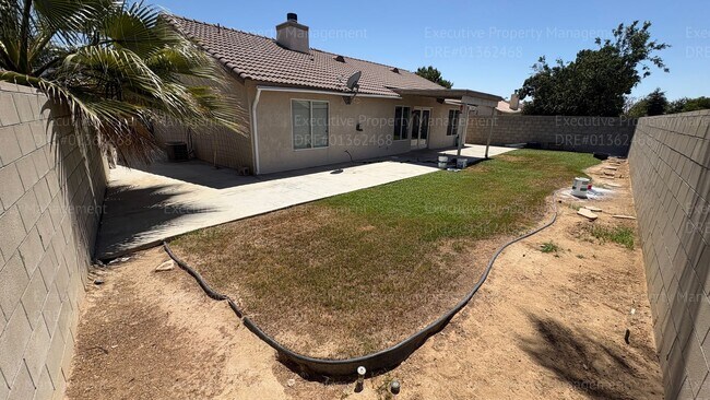 Foto del edificio - 3 bedroom 2 bathroom home located near Hageman Rd/ Old Farm Rd