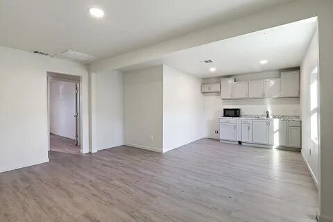 Building Photo - 7115 Parkdale Dr