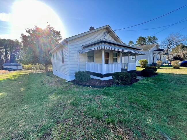 Building Photo - This adorable fully furnished 2 bedroom/1 ...