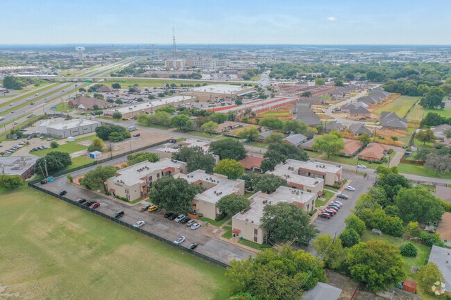 Vista aérea de los apartamentos Madeira en Waco que muestra la comunidad cerrada y el espacio verde. - Madeira Apartments