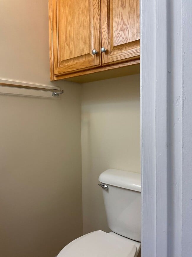 Building Photo - Spacious 2 Bedroom Apartment Available Now!
