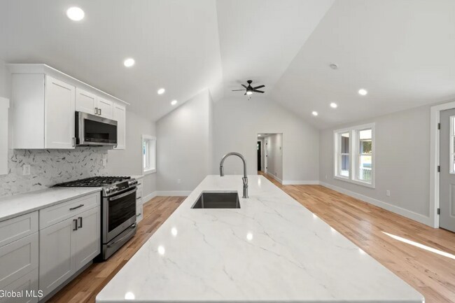 Foto del edificio - 656 Locust Grove Rd