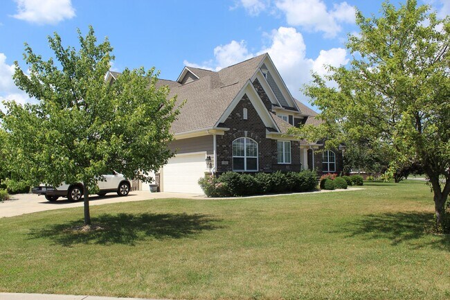 Foto del edificio - Absolutely Gorgeous 5 BR Estate Home in Br...