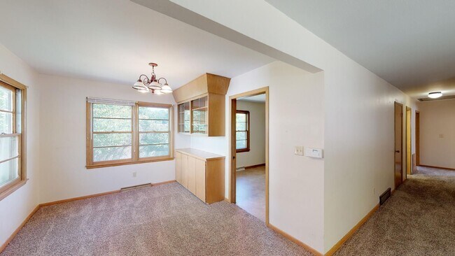 Building Photo - 601 E 13th Street, Available June!