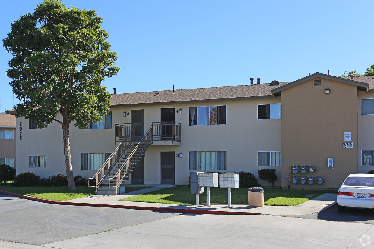 Primary Photo - Alaquinas Apartments