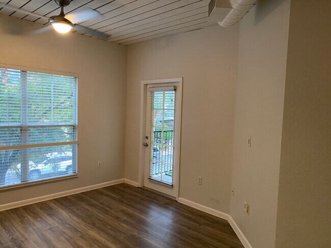 Foto del edificio - 2421 W Horatio St