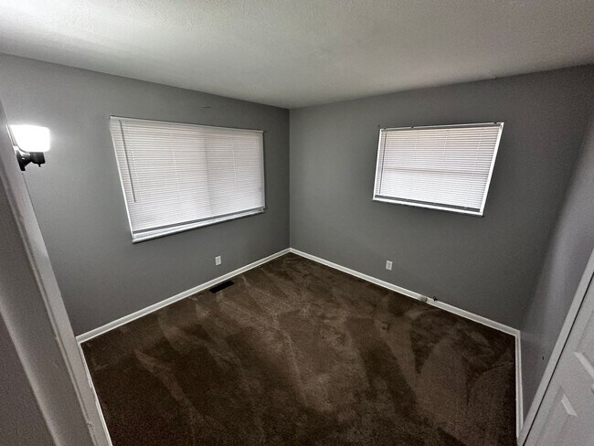 Building Photo - 3 Bedroom House