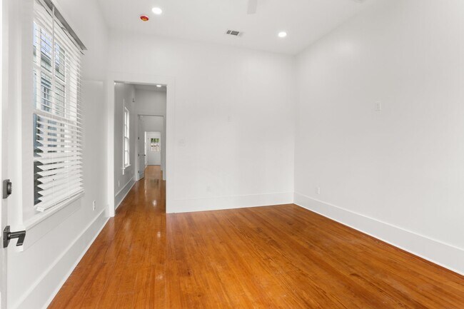 Foto del edificio - Charming newly renovated 1 bedroom! One bl...