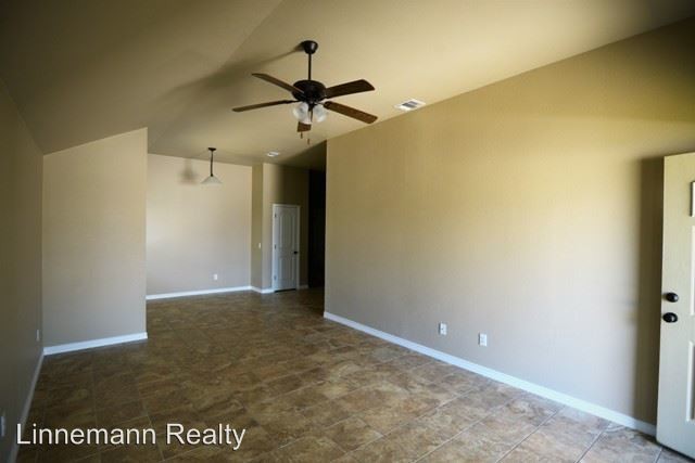 Building Photo - 307 Sladecek Drive