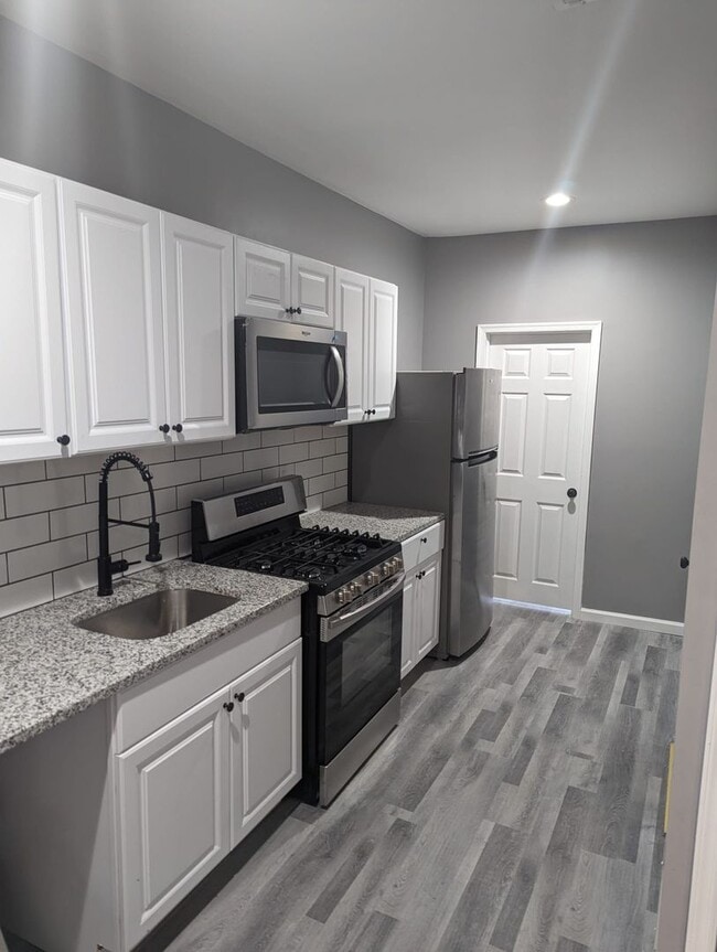 Building Photo - New Rehab 2br/1ba w/ W&D, Backyard and par...