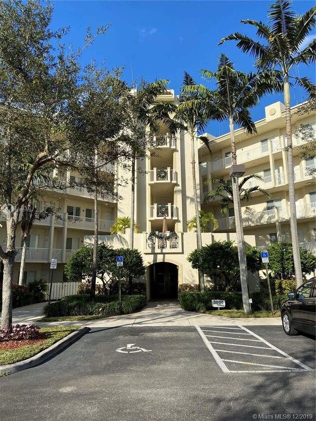 3500 Oaks Clubhouse Dr Unit 302, Pompano Beach, FL 33069 Condo for