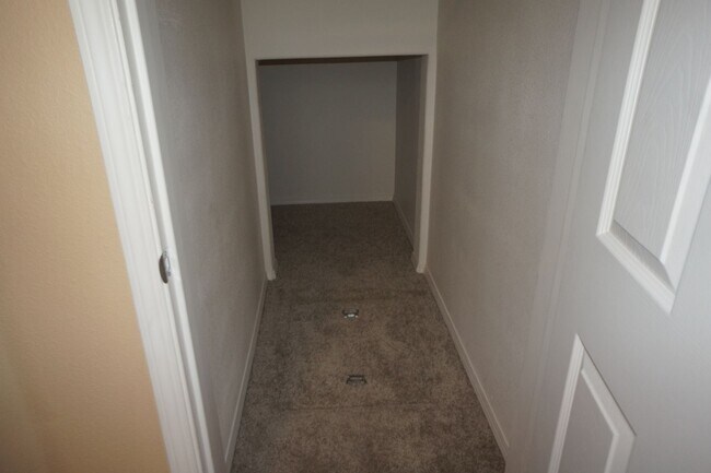 Foto del edificio - 4 bedroom Orenco Garden pet friendly house