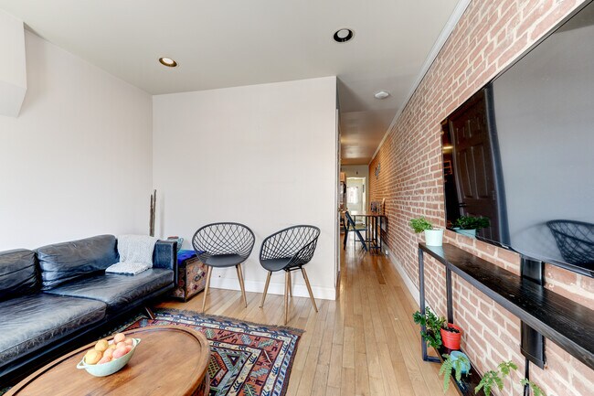 Great wall space for artwork! - 1436 Decatur St