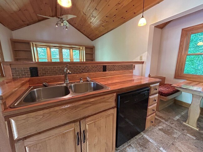 Foto del edificio - East AVL - Beautiful Zen Garden Apt with Sauna!