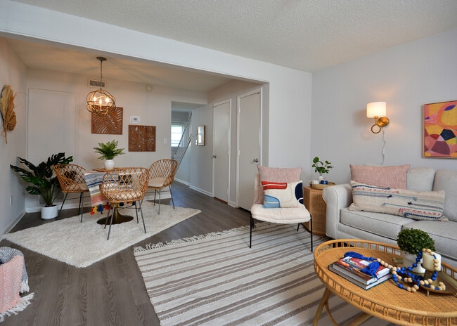 Amplia sala de estar y comedor en la recientemente renovada casa adosada en los apartamentos Trails End de Burlington, - Trails End Apartments