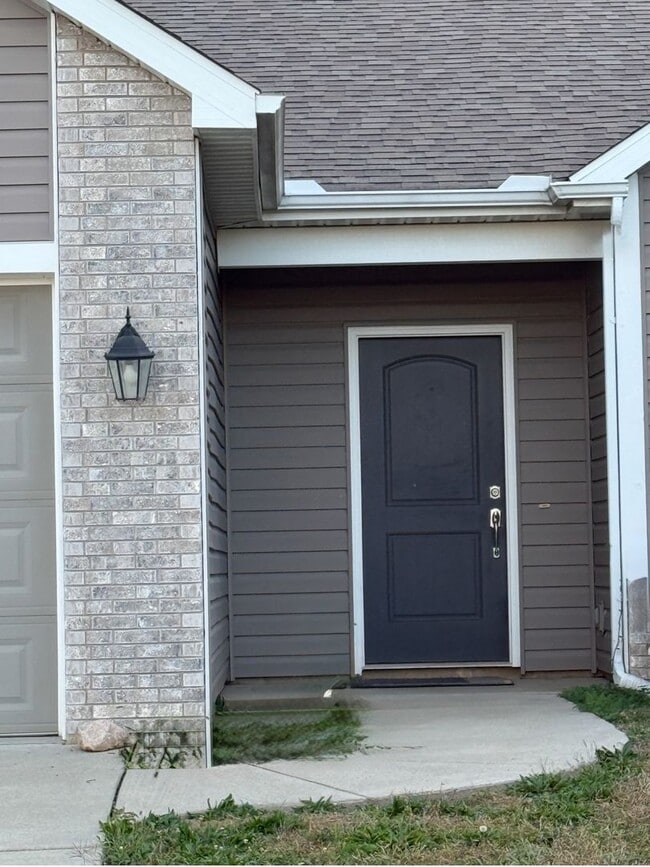 Building Photo - Blackthorne Community...3 Bedroom 2 Bath w/office
