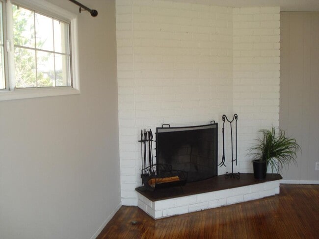 Building Photo - TORRANCE 3 BEDROOM 2 BATHROOM HOUSE FOR LEASE! AVAILABLE 4/1