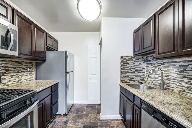 Building Photo - Willow Lake Apartment Homes