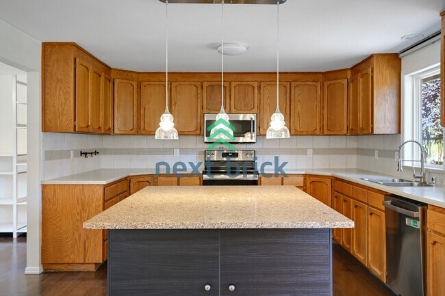 Foto del edificio - "Spacious 4-Bedroom Haven with 2.5 Baths in Everett – 2,424 Sq Ft of Comfort!"