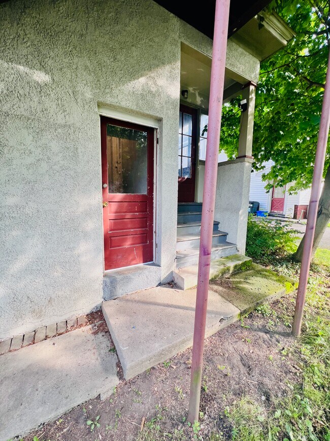 Private entry way - 143 Highland Ave