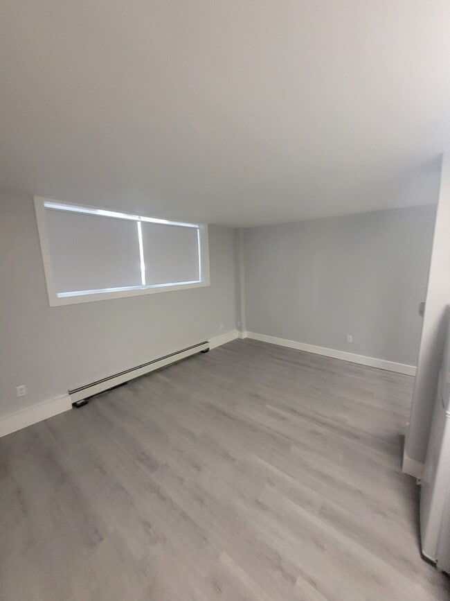 Building Photo - 570 Ellice Ave