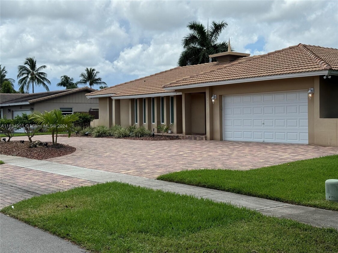 Foto principal - 5921 SW 17th Ct