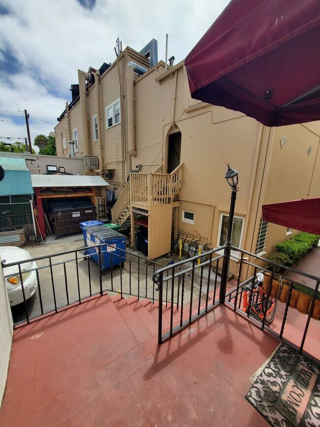 Foto del edificio - Charming 1 Bedroom/1 Bath Apartment for Rent