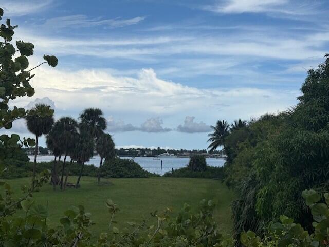 Foto del edificio - 5820 N Flagler Dr