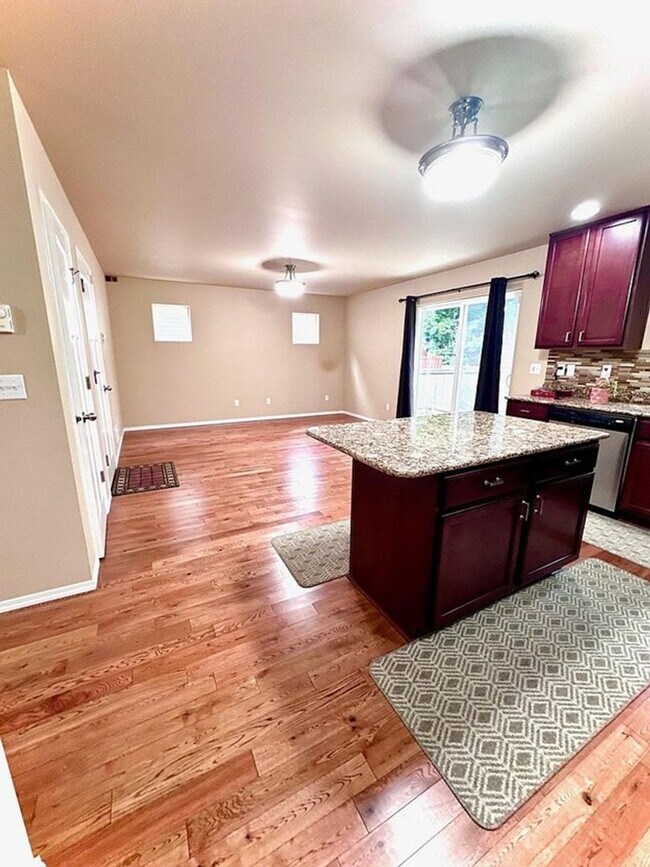 Foto del edificio - Beautiful 3 Bedroom Home on Greenbelt – Re...