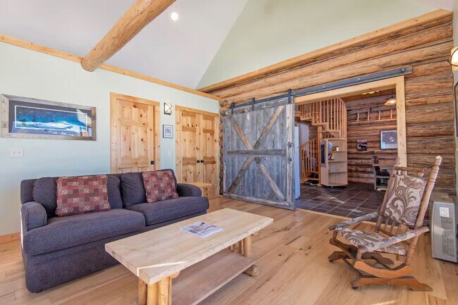 Foto del edificio - 5077 Pine Dr