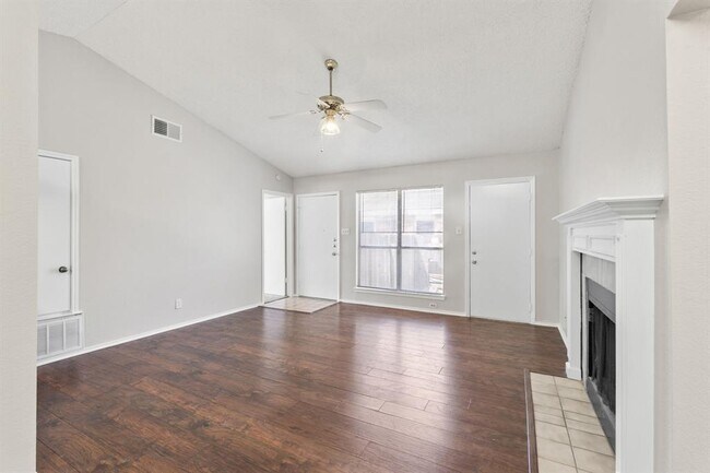 Foto del edificio - 6002 Parkwood Dr