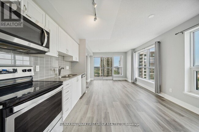 Building Photo - 1255 Bayly St