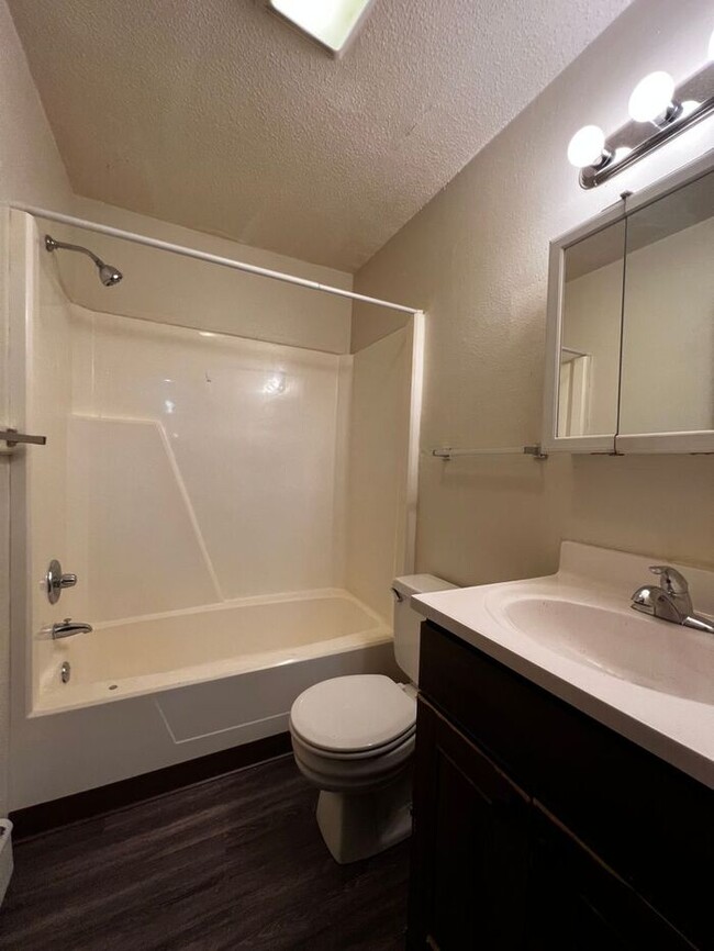 Building Photo - $1,025 | 2 Bedroom, 1 Bathroom Apartment |...