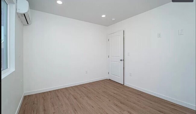 Building Photo - 1107 E 103rd Pl