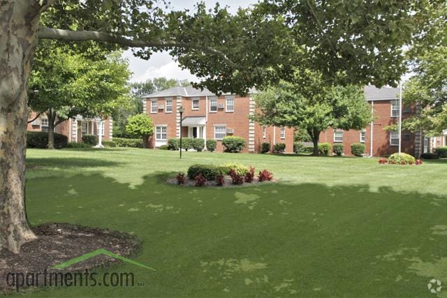 Courtyard - Sycamore Square Apartments