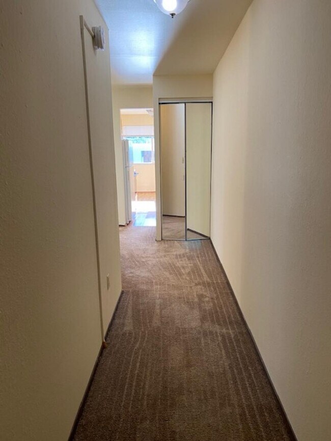 Building Photo - 2737 60 Ave SW - 1 bedroom