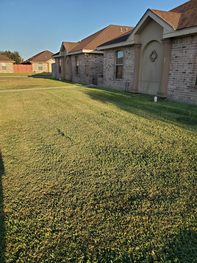 Building Photo - 705 W Emerald Dr